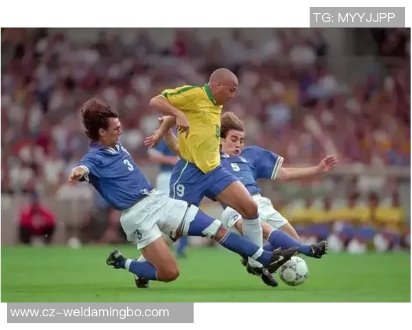 荷兰足球传奇球星风采壁纸展示，感受足坛巨星的精彩瞬间